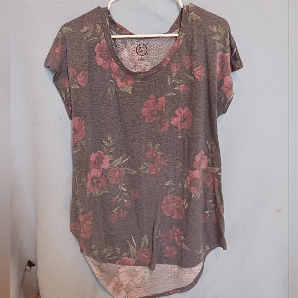 🌷🌷 Maurices Floral gray tee - Picture 1 of 3